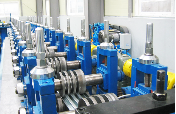 Steel pallet roll forming machine