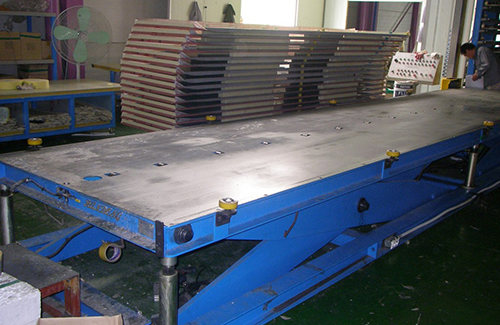 Discontinuous PU sandwich panel line